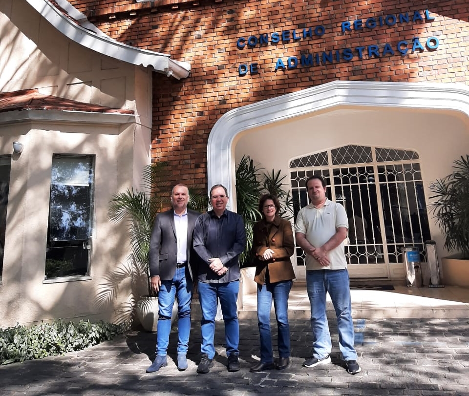 Conselheiro Paulo Teles visita CRA São Paulo para troca de experiências